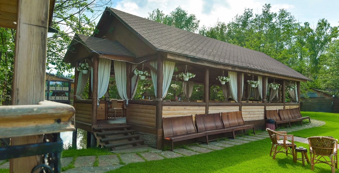 Тераса біля озера